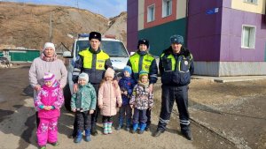 В Углегорске автоинспекторы и воспитанники детского сада рассказали водителям  о последствиях рискованных маневров